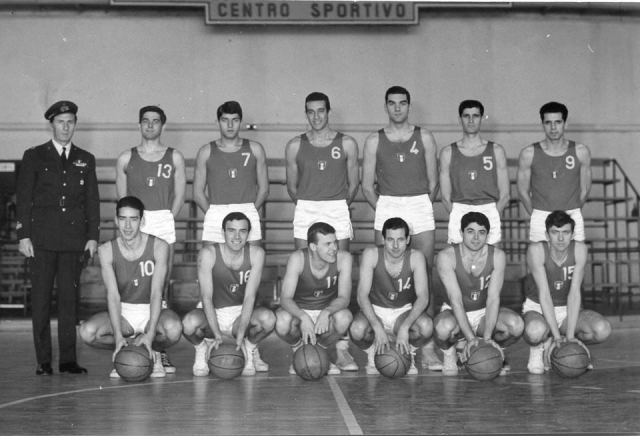 Nazionale Italiana Militare anno 1966: Col. Picchiottini, Sala, Ceper,  Albanese, Masini (Simmenthal), Velluti (Simmenthal), Gatti (ALL'Onestà). Accosciati: Spinetti, ?, Ossola (All'Onestà), Brega (All'Onestà), Massimo Cosmelli, Foti.